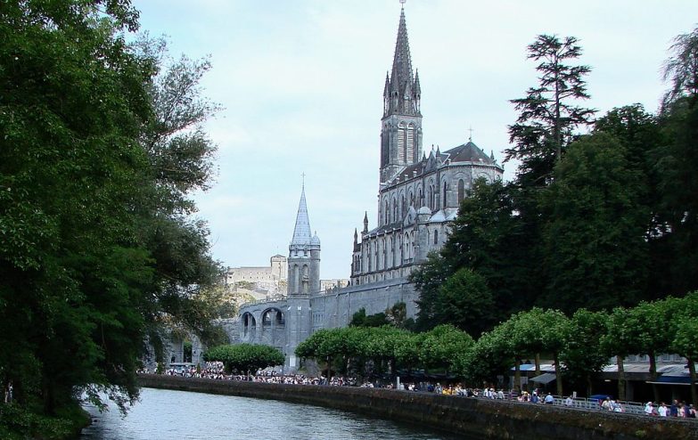 Lourdes_with_Sanctuaries_Castle_and_Gave_de_Pau